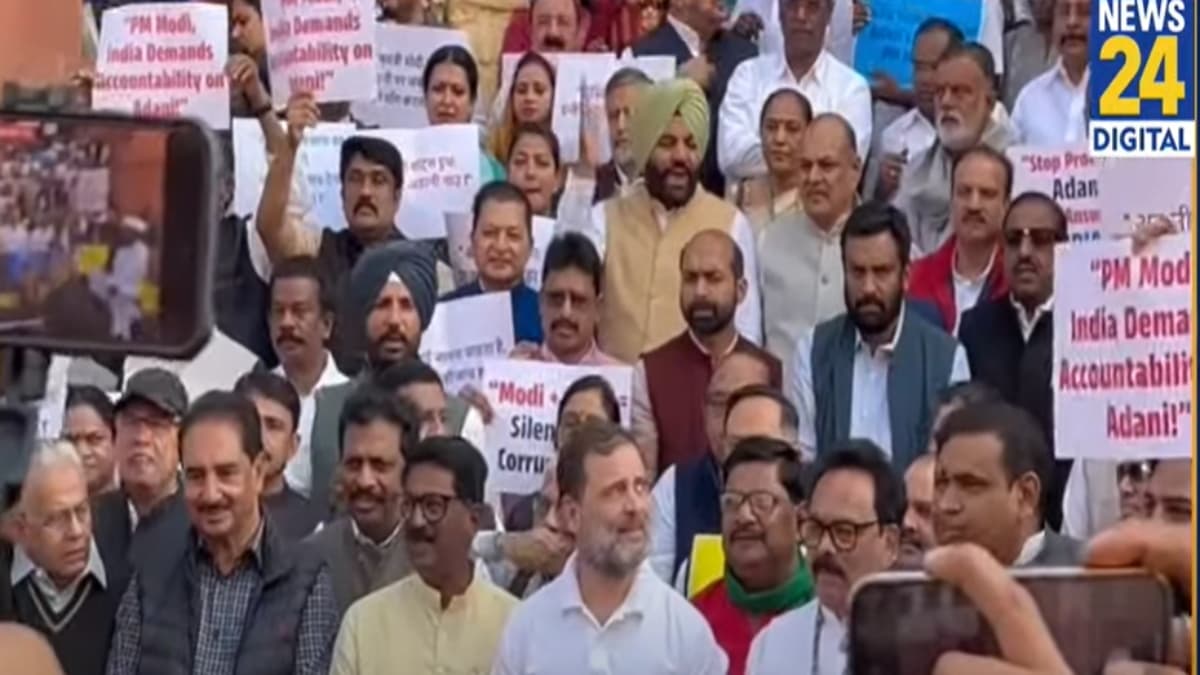 Parliament Winter Session: संभल हिंसा पर विपक्ष का प्रदर्शन, सपा-TMC का किनारा