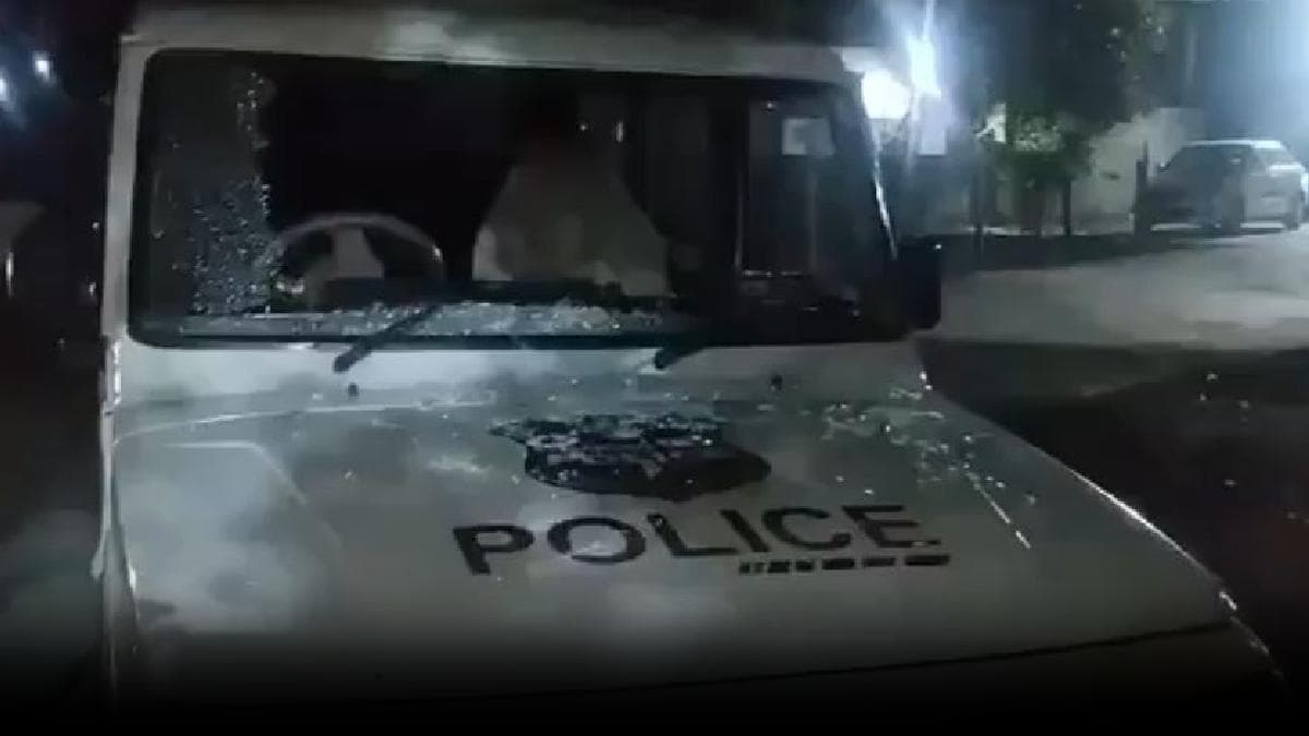 बंधक बनाकर युवती से रेप, भड़के लोगों ने आरोपी का घर फूंका; पुलिस पर पथराव... जानें मामला