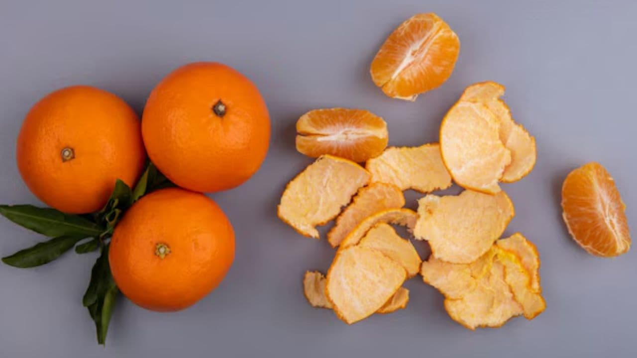Orange Peels: संतरे के छिलके को इन 3 स्मार्ट तरीके से करें इस्तेमाल, घर से लेकर स्किन तक रहेगी साफ