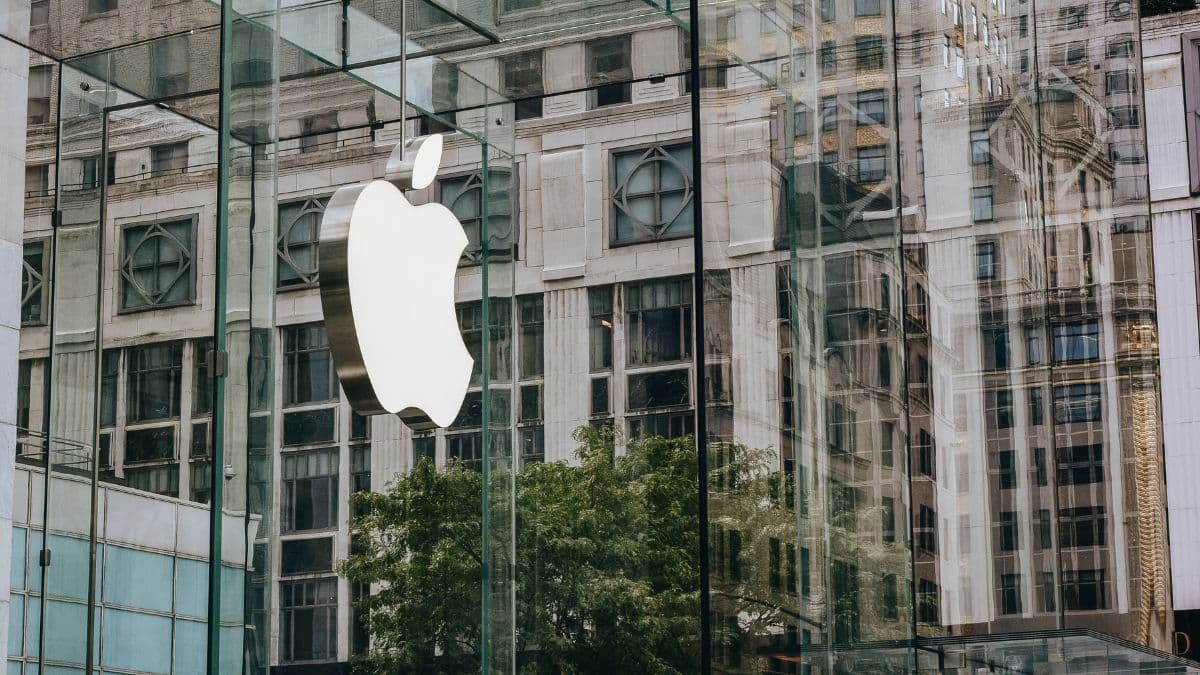 Apple को लगाया चूना! 6 पूर्व कर्मचारियों ने किया 1 करोड़ रुपये से ज्यादा का स्कैम, क्या है पूरा मामला?