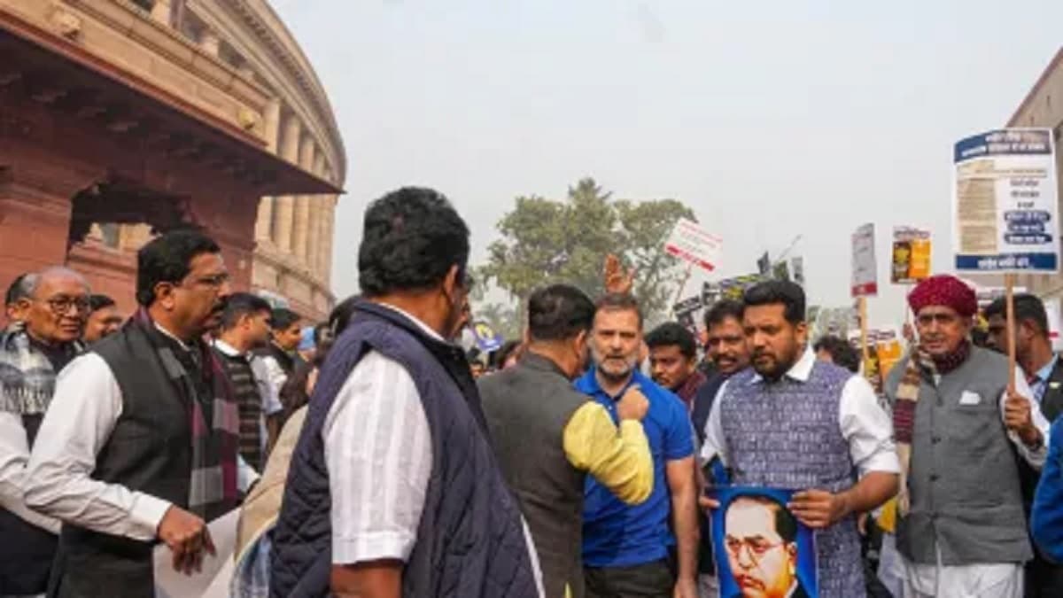 '...भारत छोड़कर किसी और देश चले जाओ', मनीष सिसोदिया का अमित शाह पर हमला