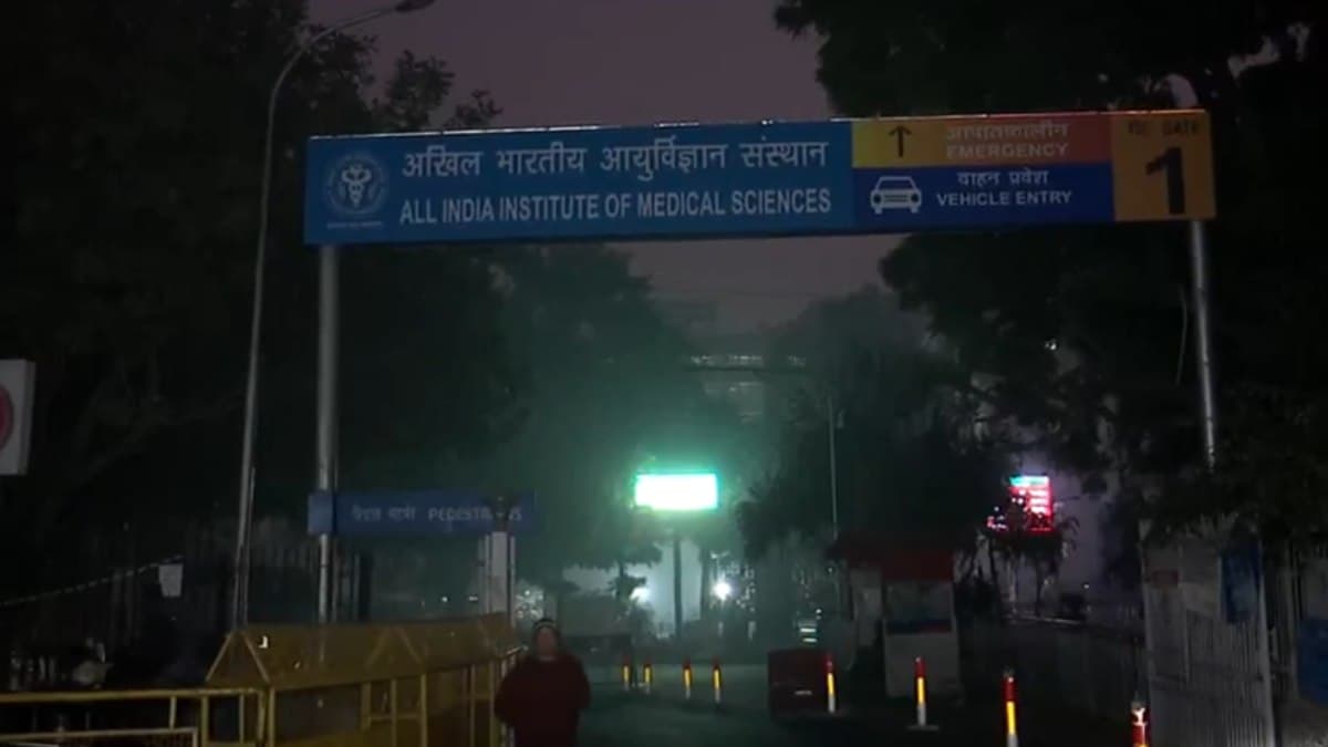 दिल्ली में 2 दिन घने कोहरे का अलर्ट, 8 इलाकों में AQI 400 पार, जानें कहां-कितना तापमान?