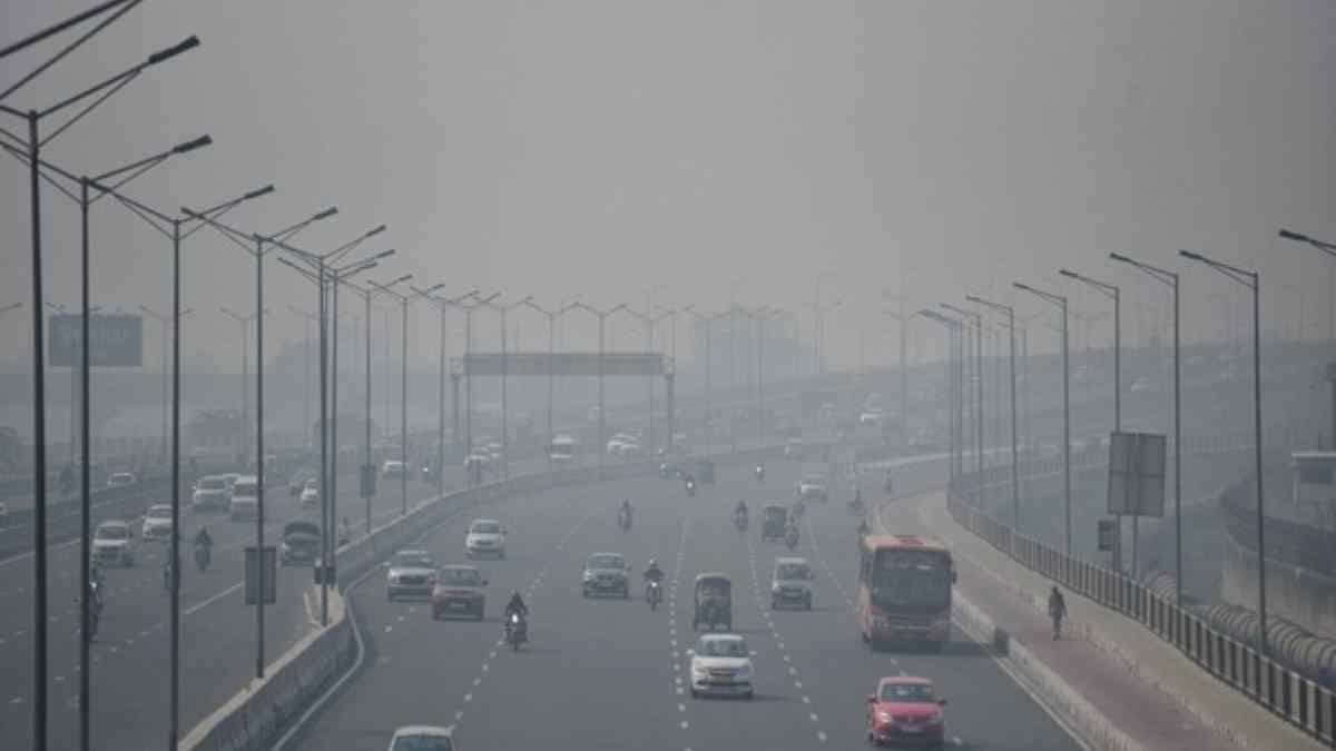Delhi AQI Updates: दिल्ली की हवा में सुधार, आज AQI 300 से नीचे, जानें बाकी इलाकों का हाल