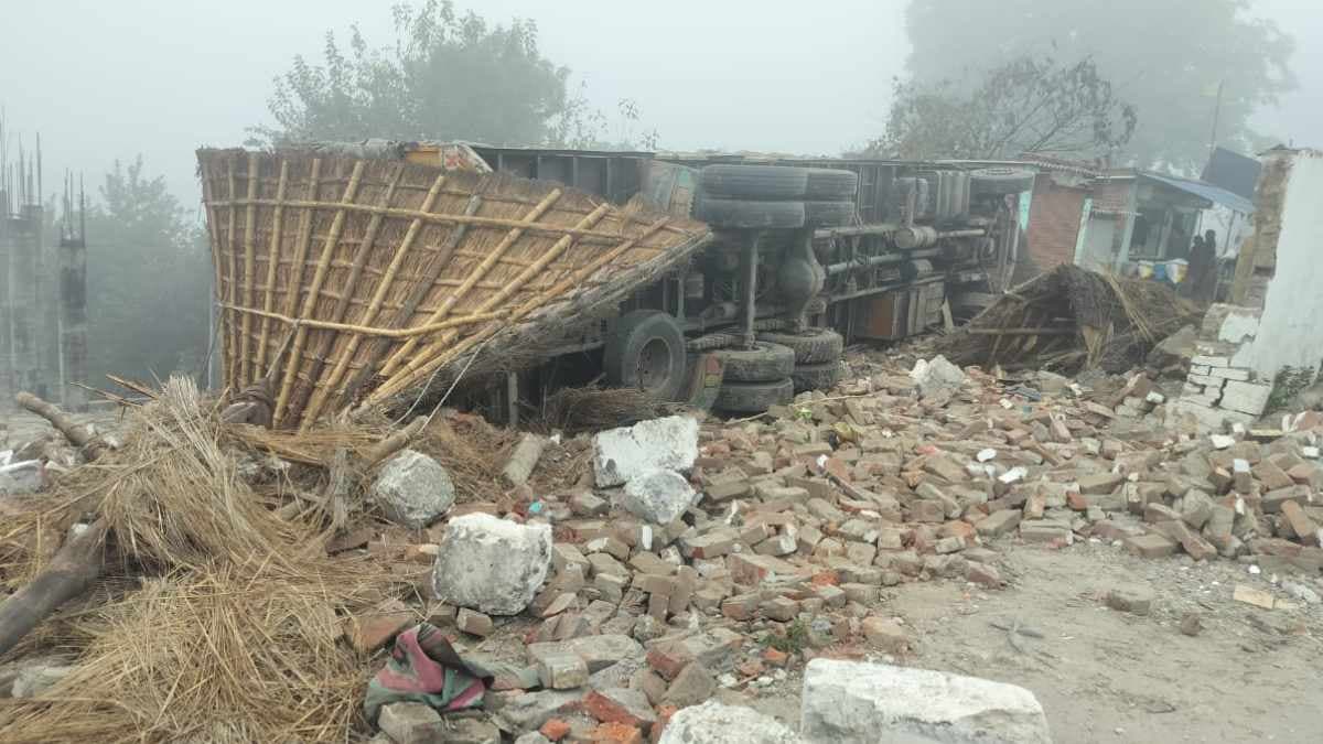‘जालिम नगर’ की पुलिस चौकी को ट्रक ने रौंदा, बहराइच में कोहरे के चलते हादसा