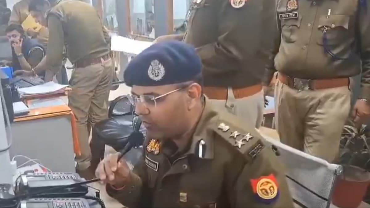 महाकुंभ भगदड़ को लेकर कैसे बदलते गए DIG वैभव के बयान? 17 घंटे बाद बाहर आई सच्चाई