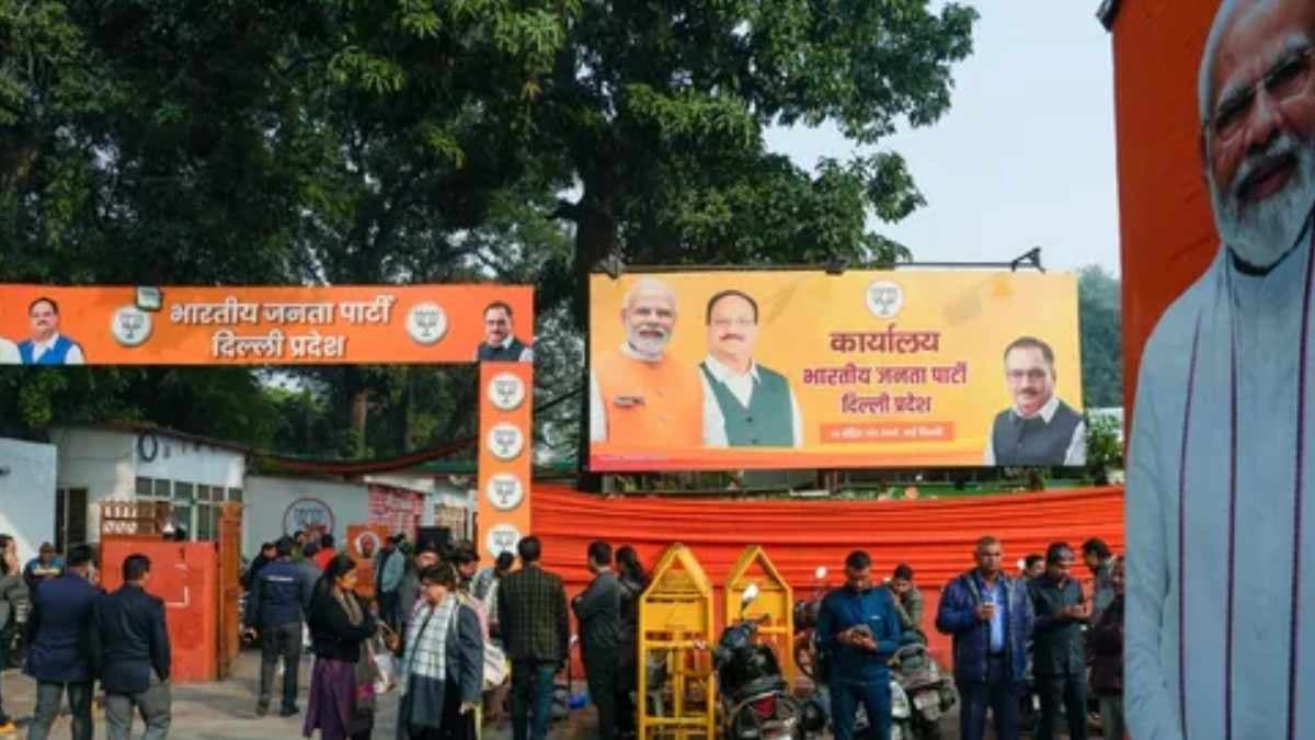 Delhi में 300 यूनिट बिजली फ्री का ऐलान कर सकती है BJP, गुरुद्वारा-मंदिर के लिए भी बड़े वादे