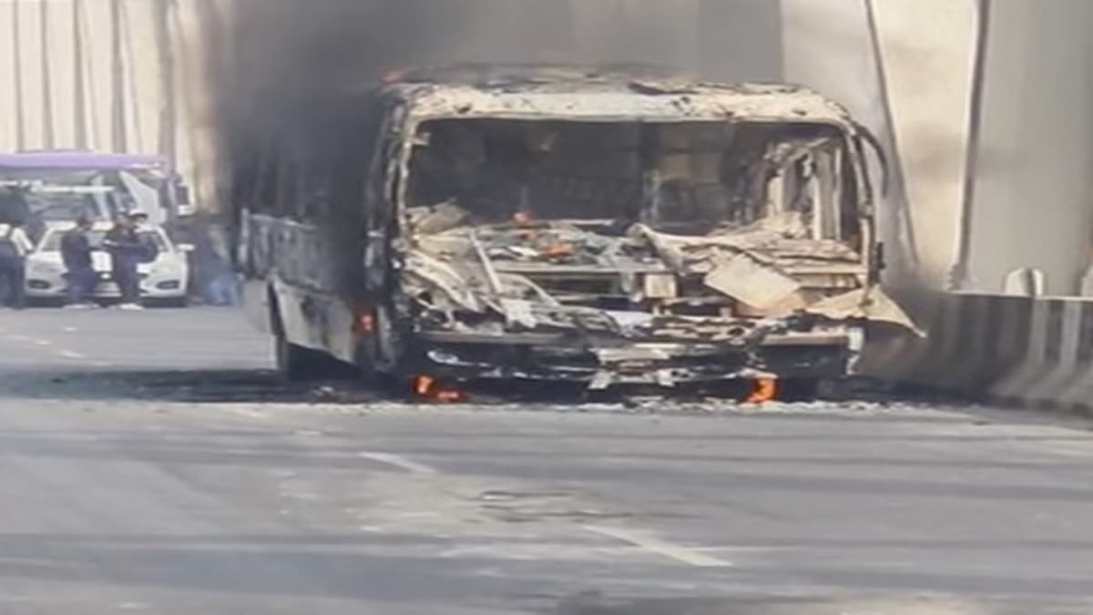 बिहार में जलती बस से कूदे यात्री, पटना के गांधी सेतू पर खतरे में पड़ी 60 की जिंदगी