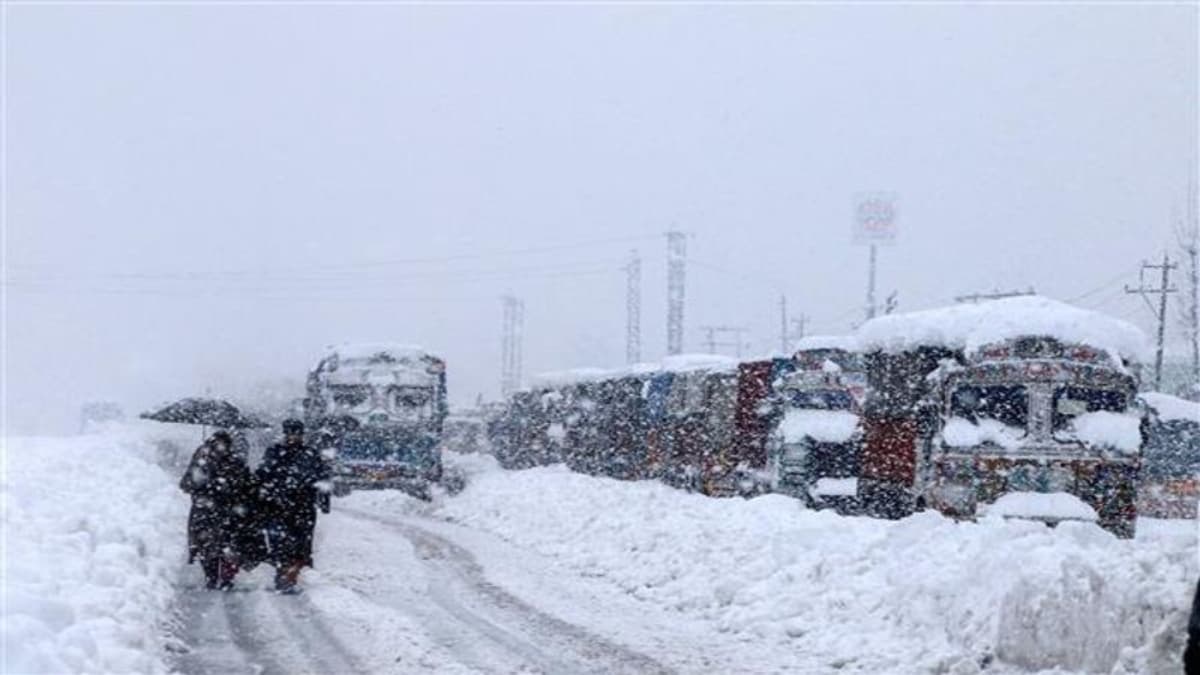 कश्मीर में बर्फबारी के बीच एडवाइजरी, लैंडस्लाइड की संभावना, कई सड़कें बंद, देखें लिस्ट