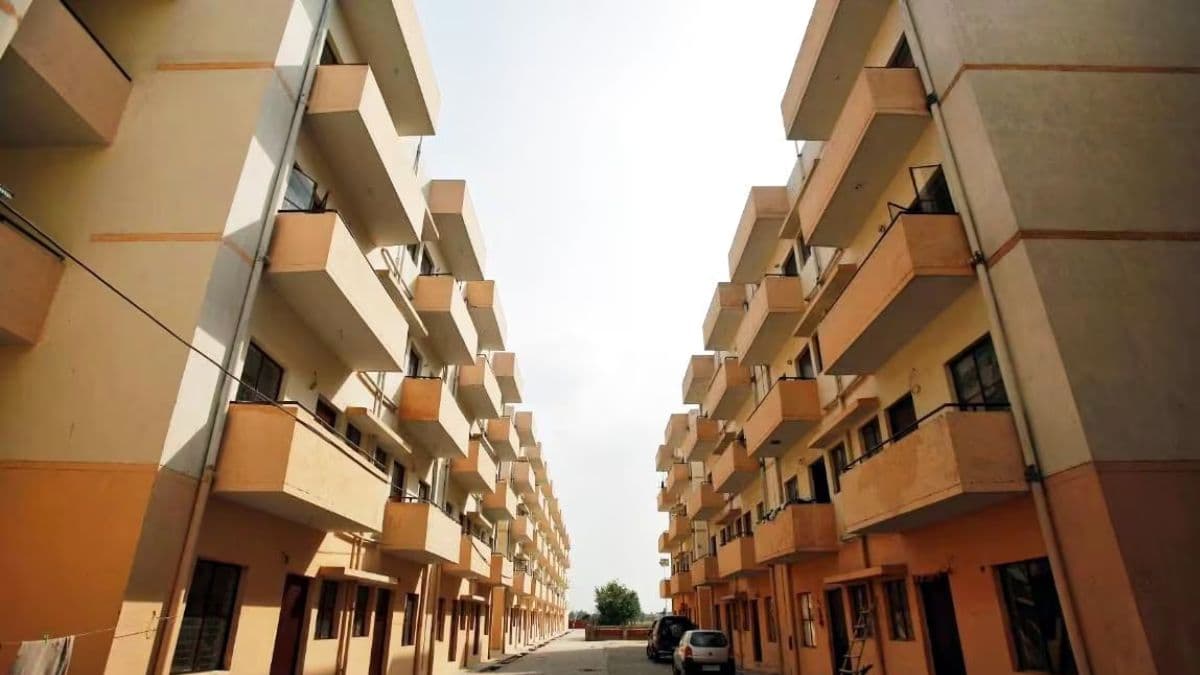 PM Awas Yojana में 'मध्यम आय वर्ग' भी शामिल, कितनी होनी चाहिए सालाना कमाई?