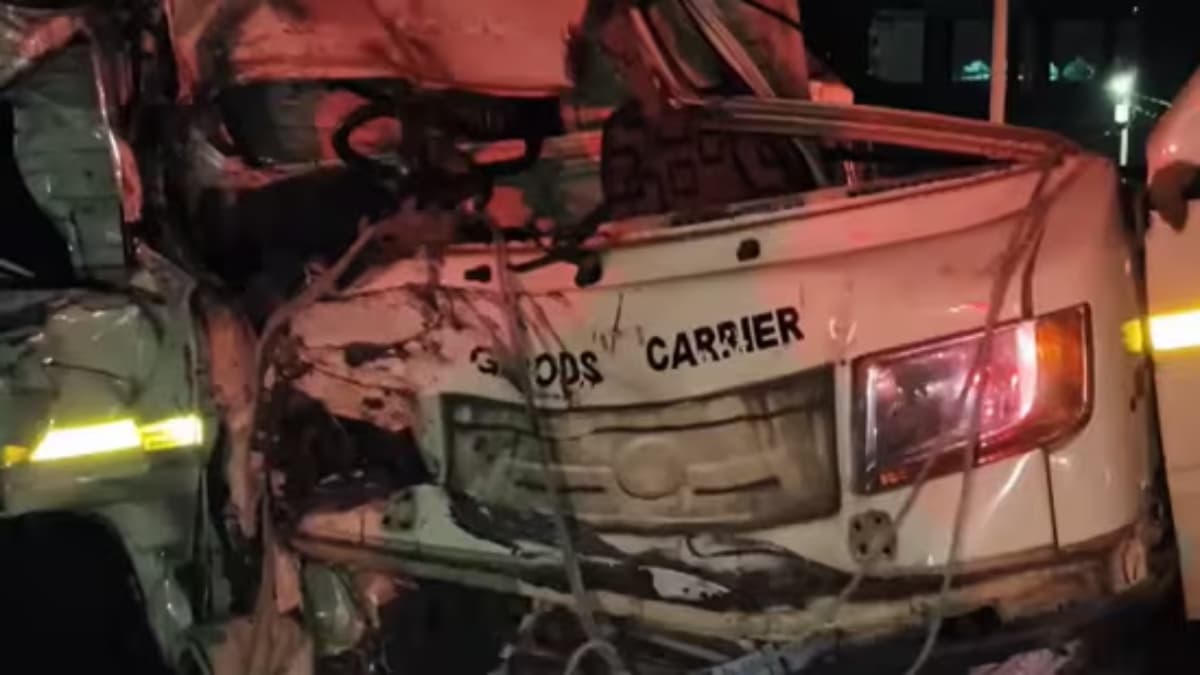 नासिक में यात्रियों से भरे बेकाबू टेंपो ने ट्रक को मारी टक्कर, 8 की मौत