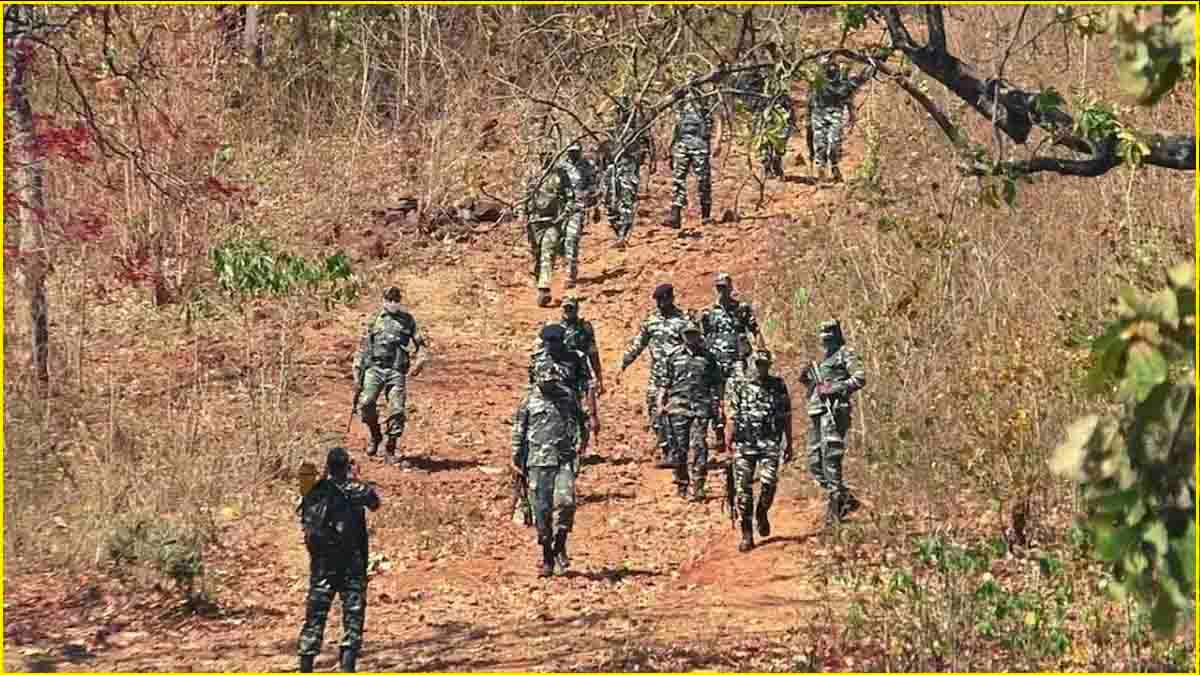 20 फीट दूर गिरे गाड़ी के कलपुर्जे, सड़क में 15 फीट गड्ढा; जवानों के शवों के टुकड़े... कितना भीषण था नक्सलियों का ब्लास्ट?
