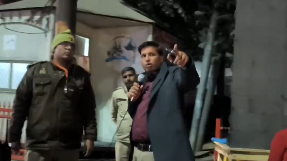 Prayagraj Mahakumbh में वाहनों की एंट्री पर क्या बोले DM? झूठी अफवाहों से बचने की अपील