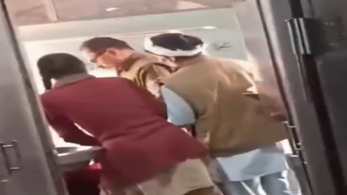 ट्रेन में RPF जवान ने बुजुर्ग महिला को जड़ा थप्पड़, Video वायरल होने के बाद हुआ एक्शन