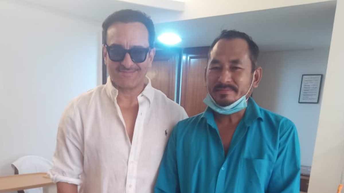 जिस ऑटो वाले ने बचाई जान, उसके साथ सैफ अली खान, फोटो वायरल