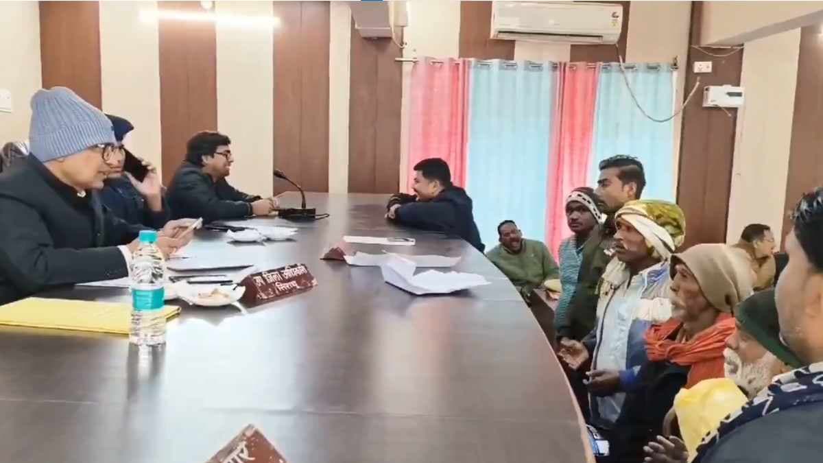 'साहब ठंड हो रही है, कंबल चाहिए' अधिकारी के पास पहुंचा नेत्रहीन बुजुर्ग, जवाब सुन चौंक गए सभी!