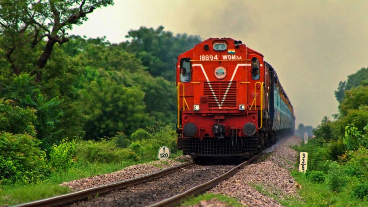 Train Cancelled Today: रेलवे ने कैंसिल की 11 ट्रेनें, कई का बदला रूट, देखें लिस्ट