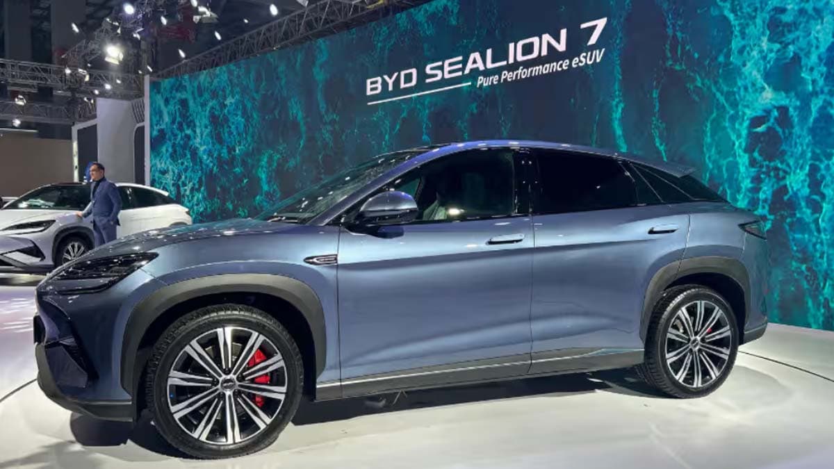 सिंगल चार्ज में दिल्ली से मनाली, Auto Expo में BYD ने पेश की 11 एयरबैग्स वाली कार