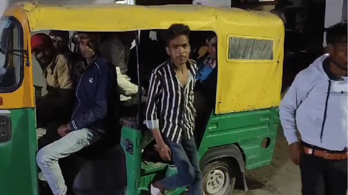 Viral Video: ऑटो को बना दिया मिनी बस! इस तरह बैठाईं 18 सवारियां, पुलिसकर्मी रह गया दंग