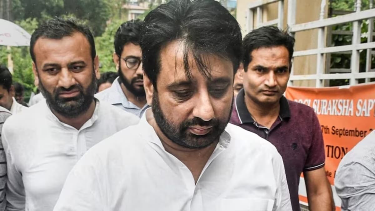 AAP MLA अमानतुल्लाह खान पर गिरफ्तारी का संकट, पुलिस ने FIR में दंगे की धारा लगाई