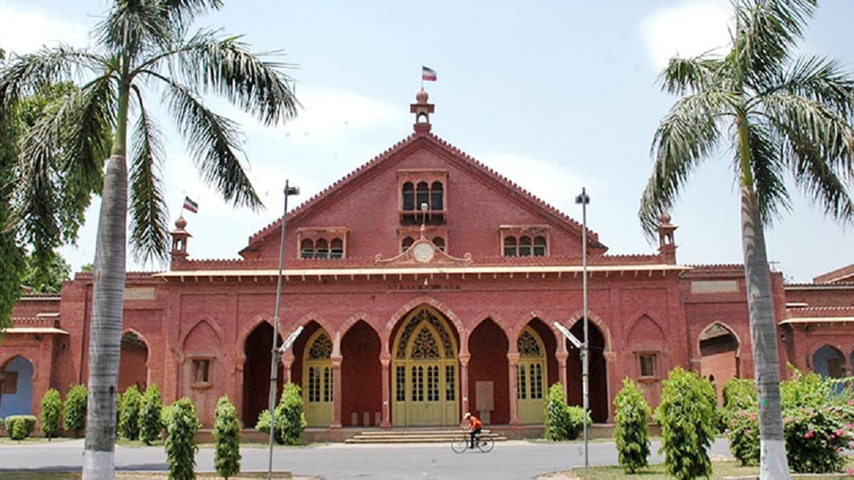 AMU: 'बीफ बिरयानी' पर बवाल, विरोध के बाद बैकफुट पर यूनिवर्सिटी प्रशासन, बताई यह वजह