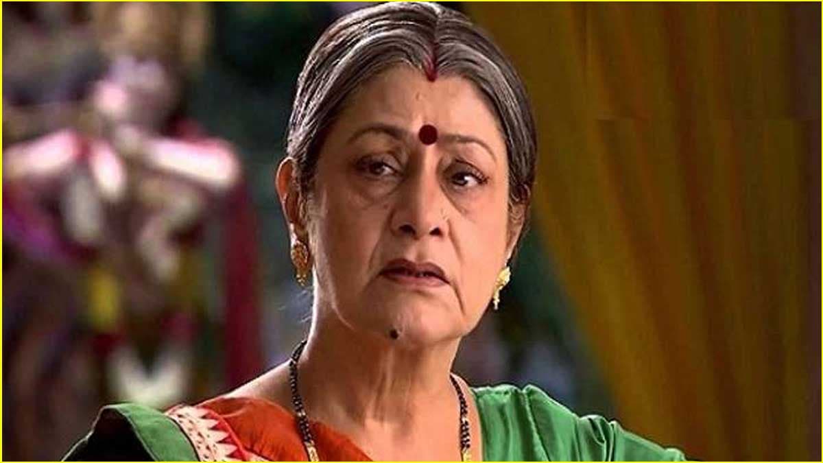 पैर पर प्लास्टर, हाथ में बैसाखी; ये क्या हो गया Aruna Irani का हाल?