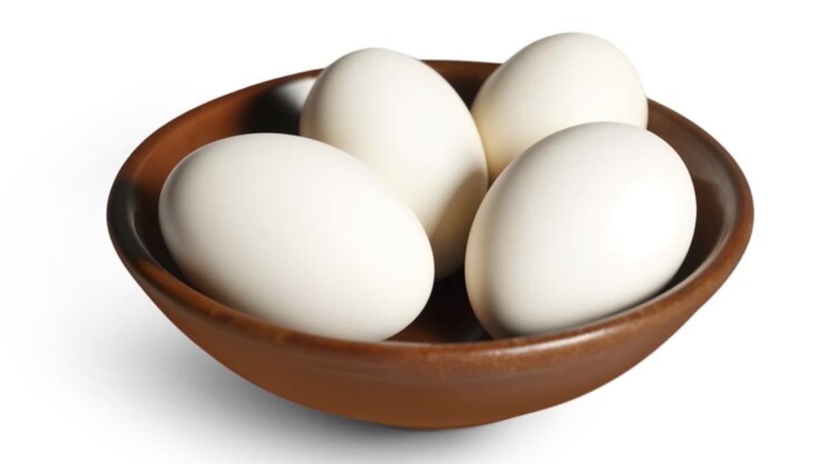 Boiling Eggs Easy Tips: सही तरीके से अंडा उबालेंगे तो छिलका खुद उतर जाएगा, जानें परफेक्ट तरीके और आसान ट्रिक्स
