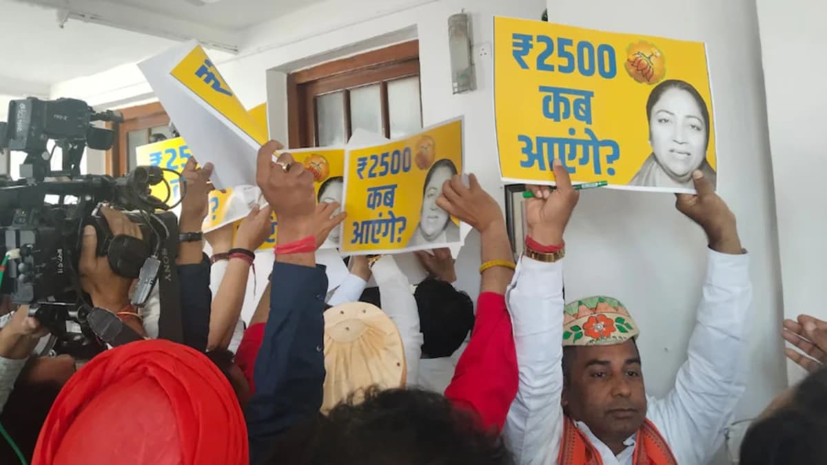 भगत सिंह-आंबेडकर की फोटो हटाने पर आतिशी का विधानसभा में हंगामा, स्पीकर बोले- 'विपक्ष का गैर जिम्मेदाराना बर्ताव'