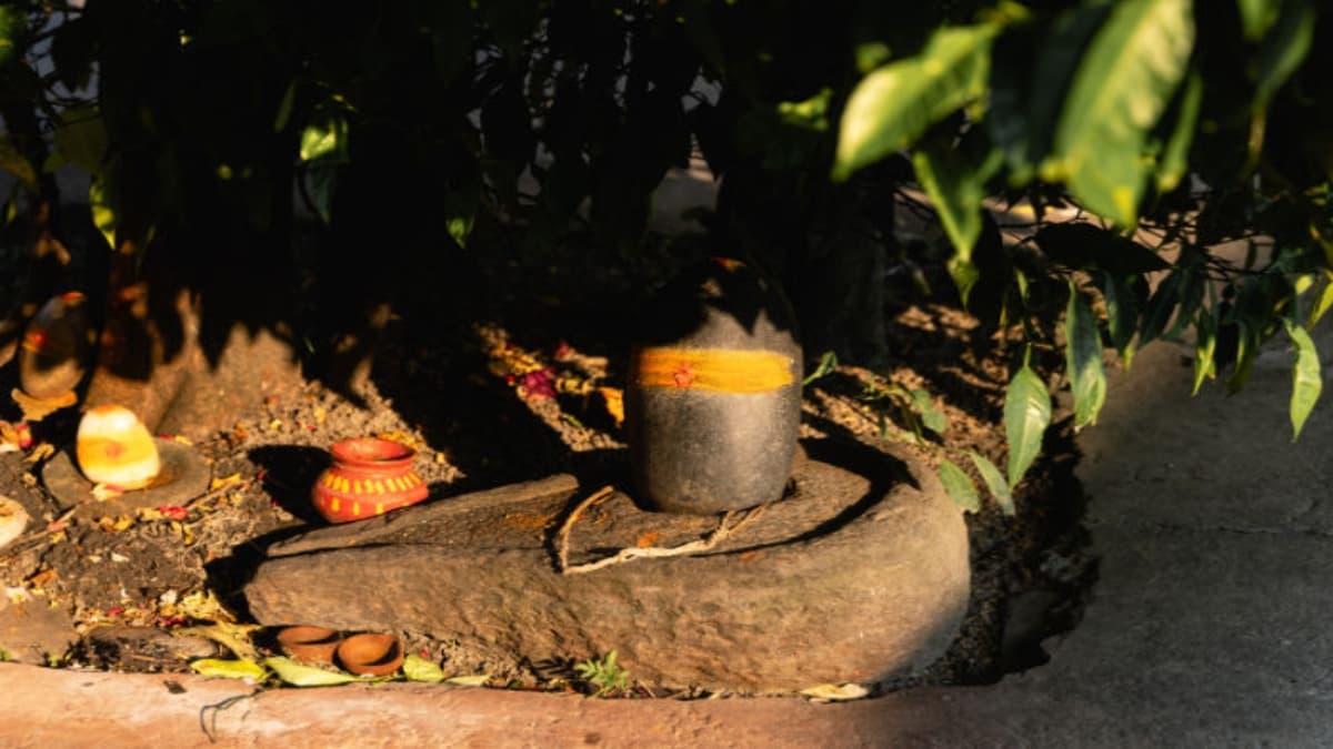 द्वारका में महाशिवरात्रि पर मंदिर से शिवलिंग चोरी, अरब सागर में तलाश रही पुलिस