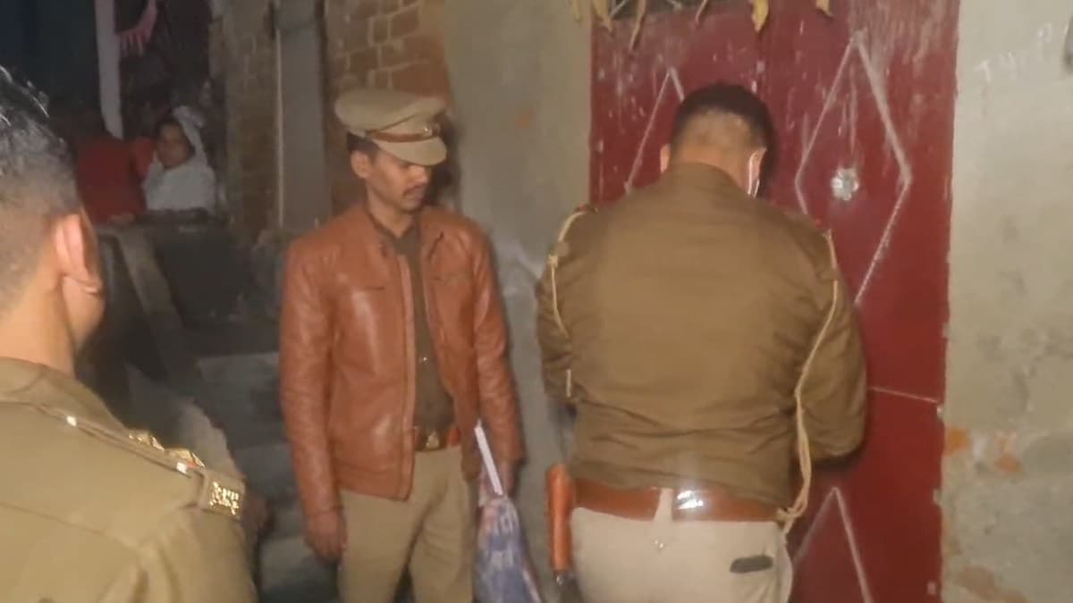 Ghaziabad: पड़ोसी के घर से बरामद हुआ युवक का शव, आरोपी गिरफ्तार, जांच में जुटी पुलिस