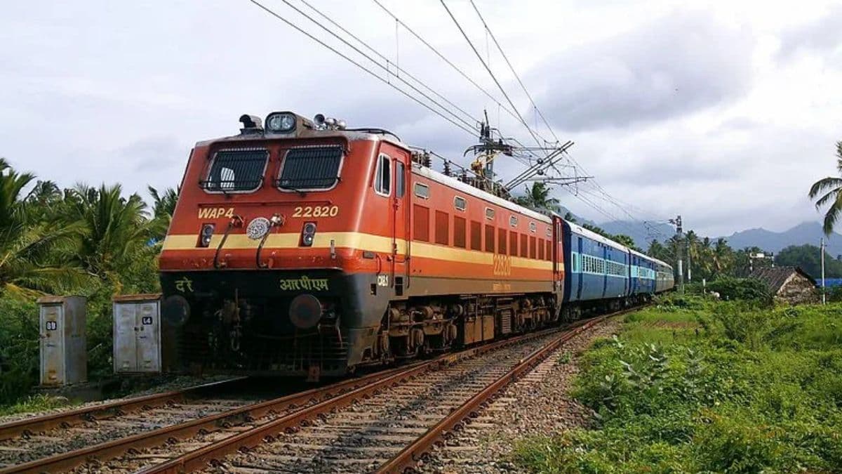 Indian Railway: इन 10 ट्रेनों में मिलेगा कंफर्म टिकट, रेलवे विभाग ने लिया बड़ा फैसला