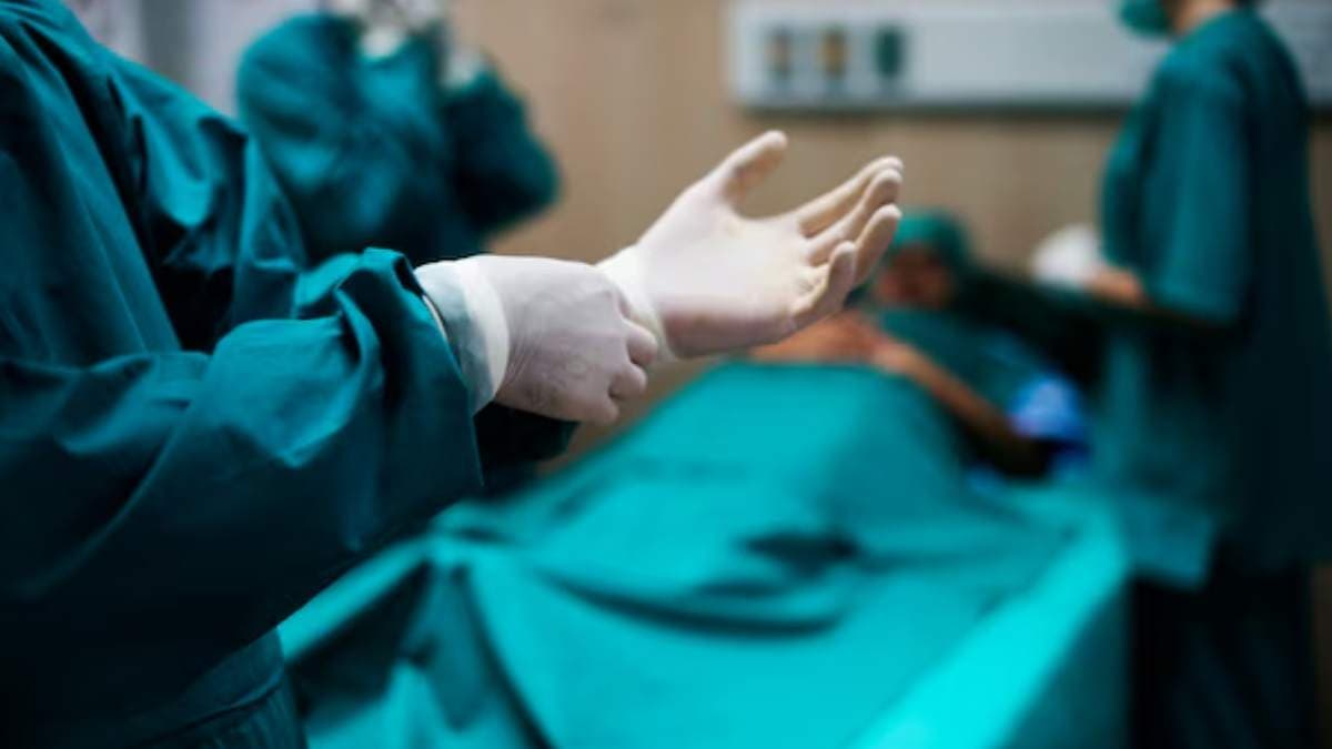 ऑपरेशन के बाद डॉक्टर की बड़ी लापरवाही, महिला के पेट में छोड़ दी खतरनाक चीज; खतरे में पड़ी जान