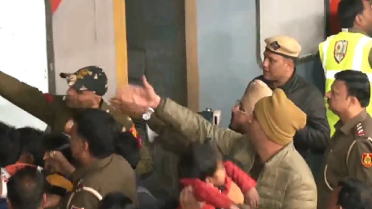 New Delhi Stampede : नई दिल्ली स्टेशन पर कंट्रोल में भीड़, प्रयागराज के लिए कहां से चलेंगी ट्रेनें? जानें यहां