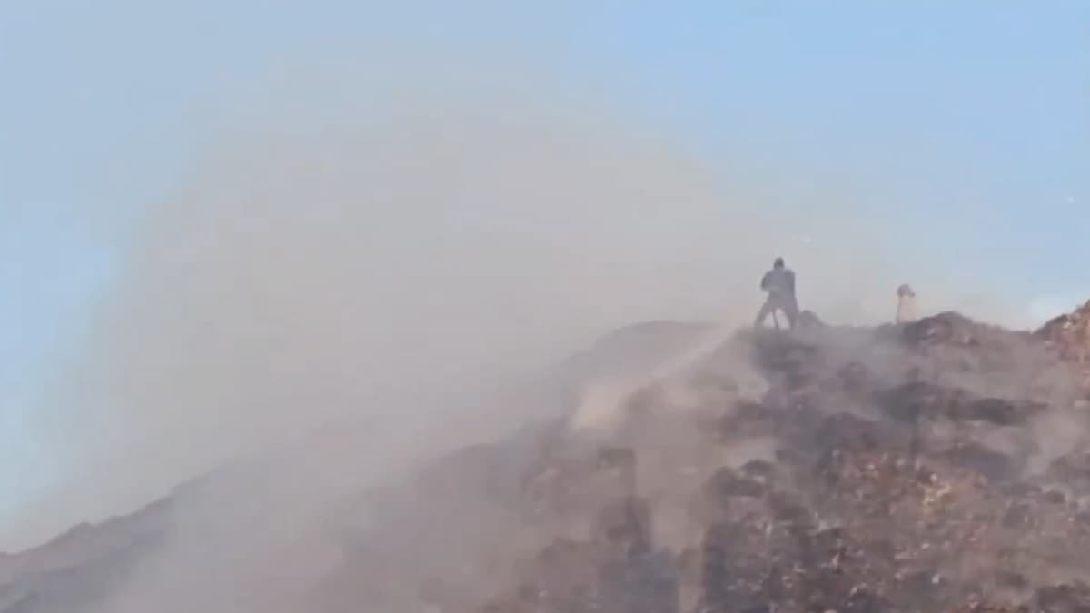 Delhi: ओखला लैंडफिल में लगी भीषण आग, सामने आया Video