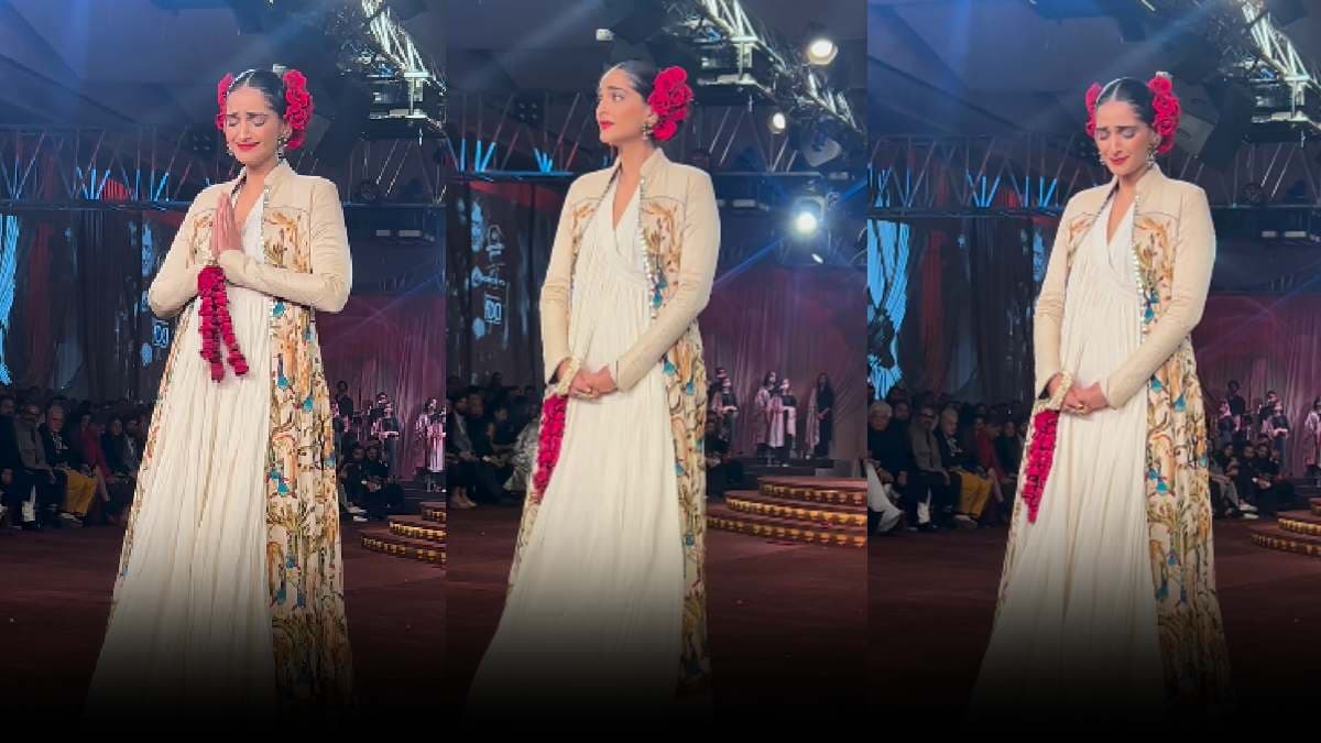 Watch: रैंप वॉक करते हुए फूट-फूटकर क्यों रोईं सोनम कपूर? नेटिजेंस बोले- ओवर एक्टिंग