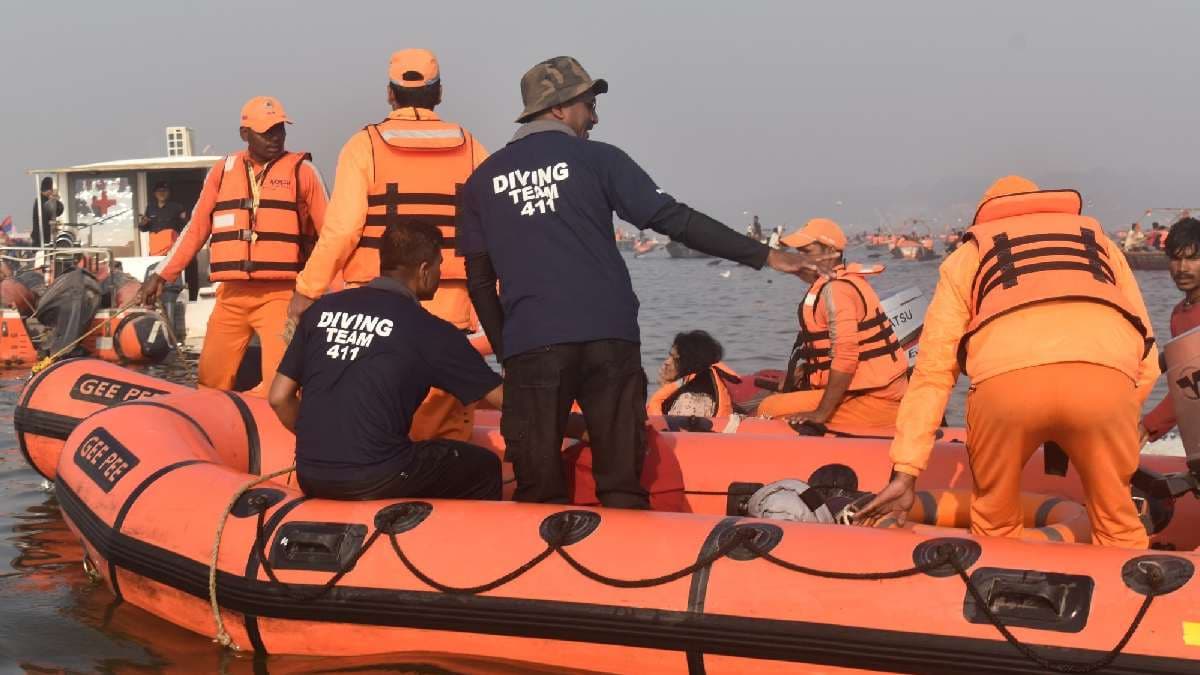 महाकुंभ संगम में टक्कर के बाद दो नावें पलटीं, 5 लोगों को NDRF ने सुरक्षित निकाला