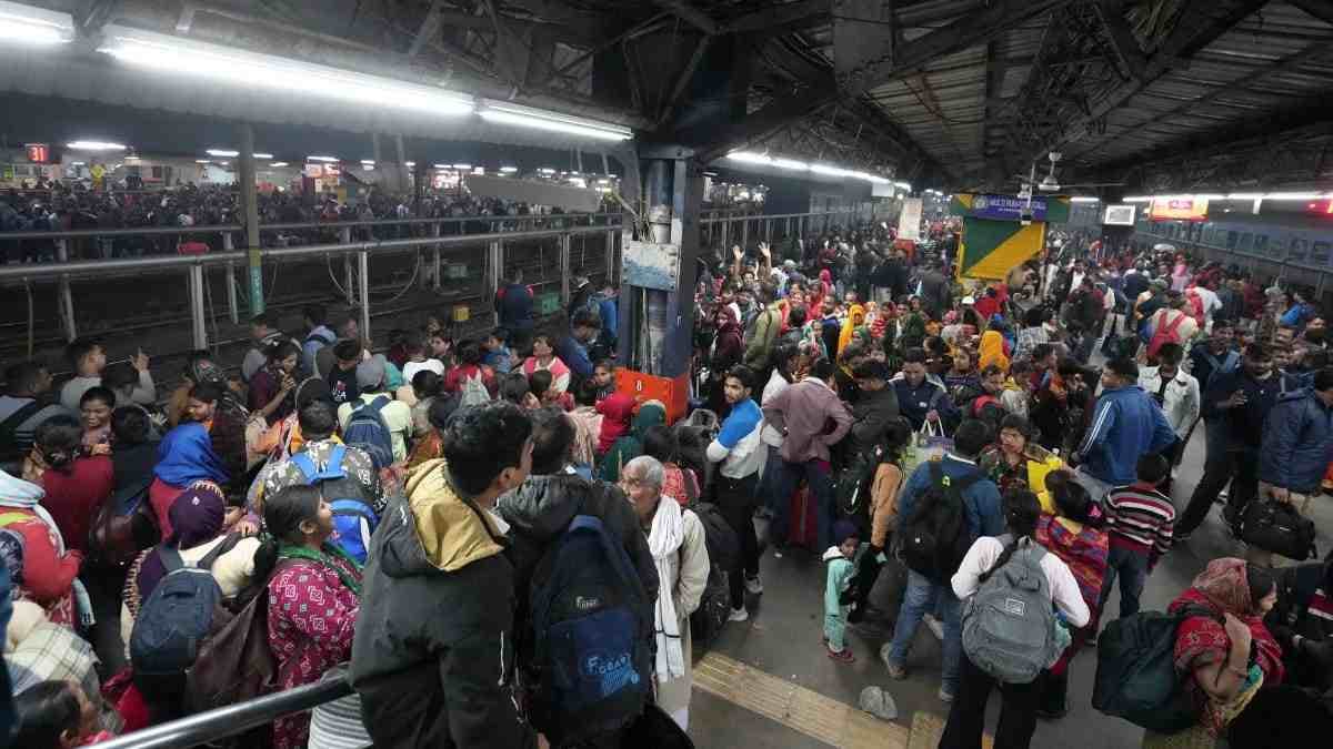 New Delhi Stampede: लोग मर रहे थे, जेबें कट रही थीं...रेलवे स्टेशन की भगदड़ में चश्मदीदों ने देखी मानवता की मौत
