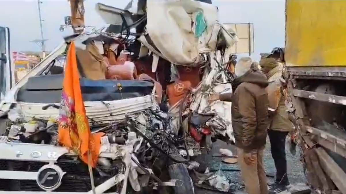 UP Road Accident: अयोध्या जा रहा श्रद्धालुओं से भरा टेम्पो टूरिस्ट बस से टकराया; 4 की मौत, 6 घायल