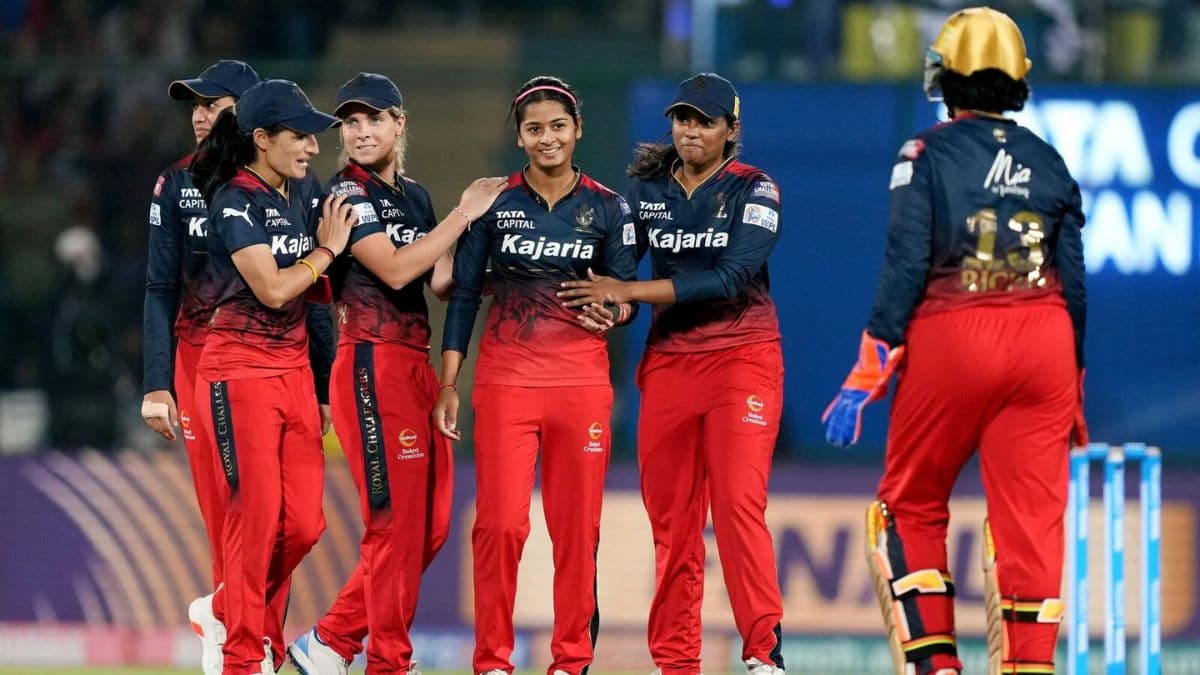 RCB की धमाकेदार जीत का मजा हुआ किरकिरा, इंजरी के चलते स्टार प्लेयर हुई टूर्नामेंट से बाहर