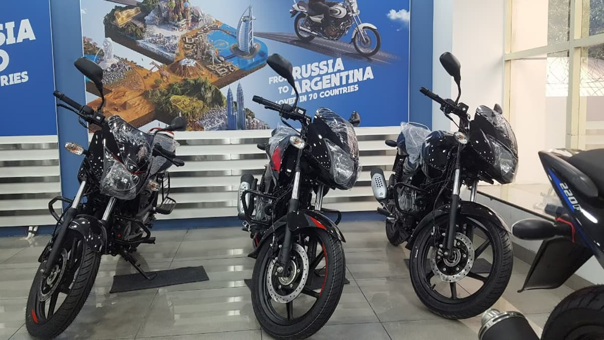 Bajaj की इस बाइक पर टूट पड़े ग्राहक, बिक्री में TVS और Honda को छोड़ा पीछे