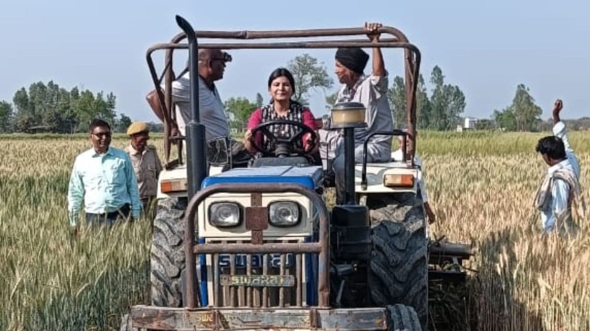 देवरिया में महिला एसडीएम ने ट्रैक्टर चलाकर हटाया अतिक्रमण, 44 सरकारी जमीनों से हटा कब्जा