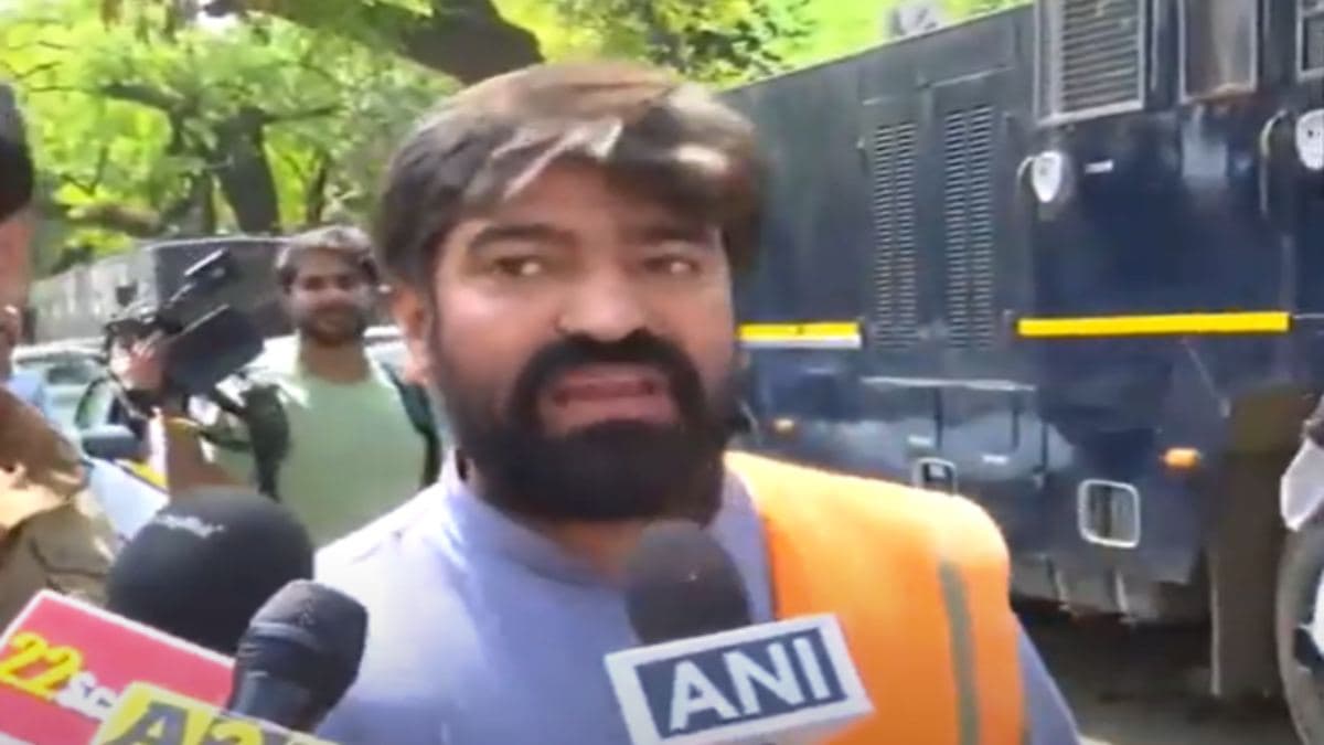 वक्फ बिल के खिलाफ विरोध करने क्यों पहुंचा हिंदू युवक? सरकार से की ये मांग