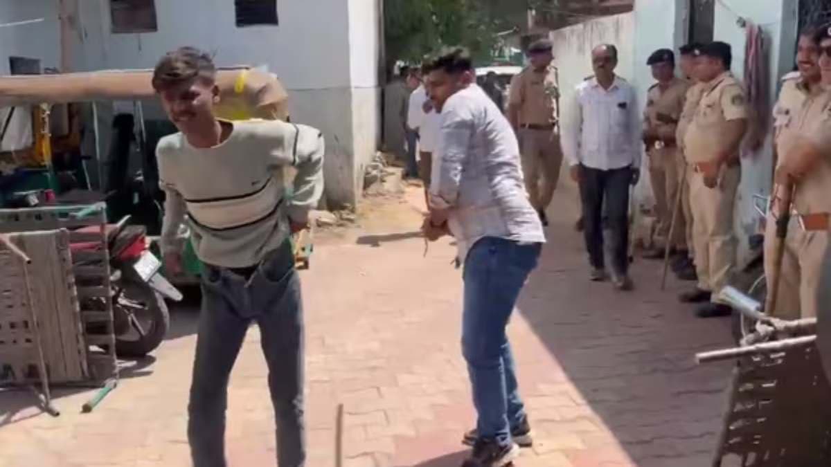 अहमदाबाद में गुंडों की सरेआम पिटाई, पुलिस ने बीच सड़क लाठियों से की धुनाई, Watch Video