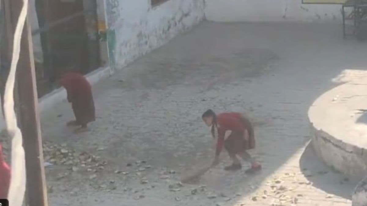 Barabanki News: छात्राओं से स्कूल में लगवाया झाड़ू, सरकारी विद्यालय से सामने आया वीडियो