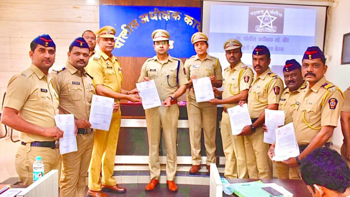 महाराष्ट्र के इस जिले में पुलिसकर्मियों के नेम प्लेट से हटेगा सरनेम, SP नवनीत कावत ने क्यों लिया ऐसा फैसला?