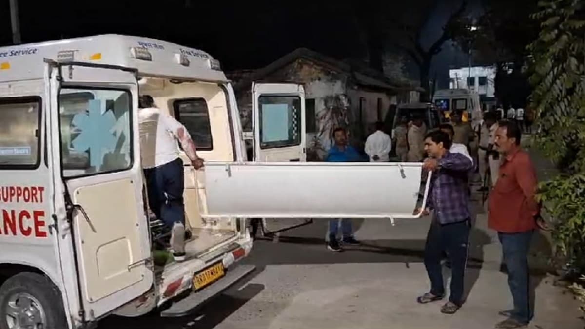 पश्चिम चंपारण में ट्रैक्टर से टकराया अनियंत्रित टेंपो, दादा-पोता समेत 4 लोगों की मौत