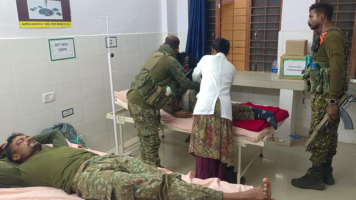 बीजापुर में बड़ा नक्सली हमला, IED ब्लास्ट में सड़क पर बन गया गड्ढा