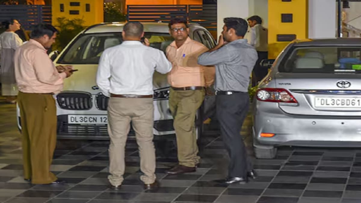 नोएडा में कई बिल्डरों के घर और दफ्तर पर ED की छापेमारी, मचा हड़कंप