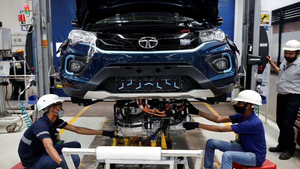 पहली बार इलेक्ट्रिक कार की सर्विस के समय इन बातों का रखें ध्यान