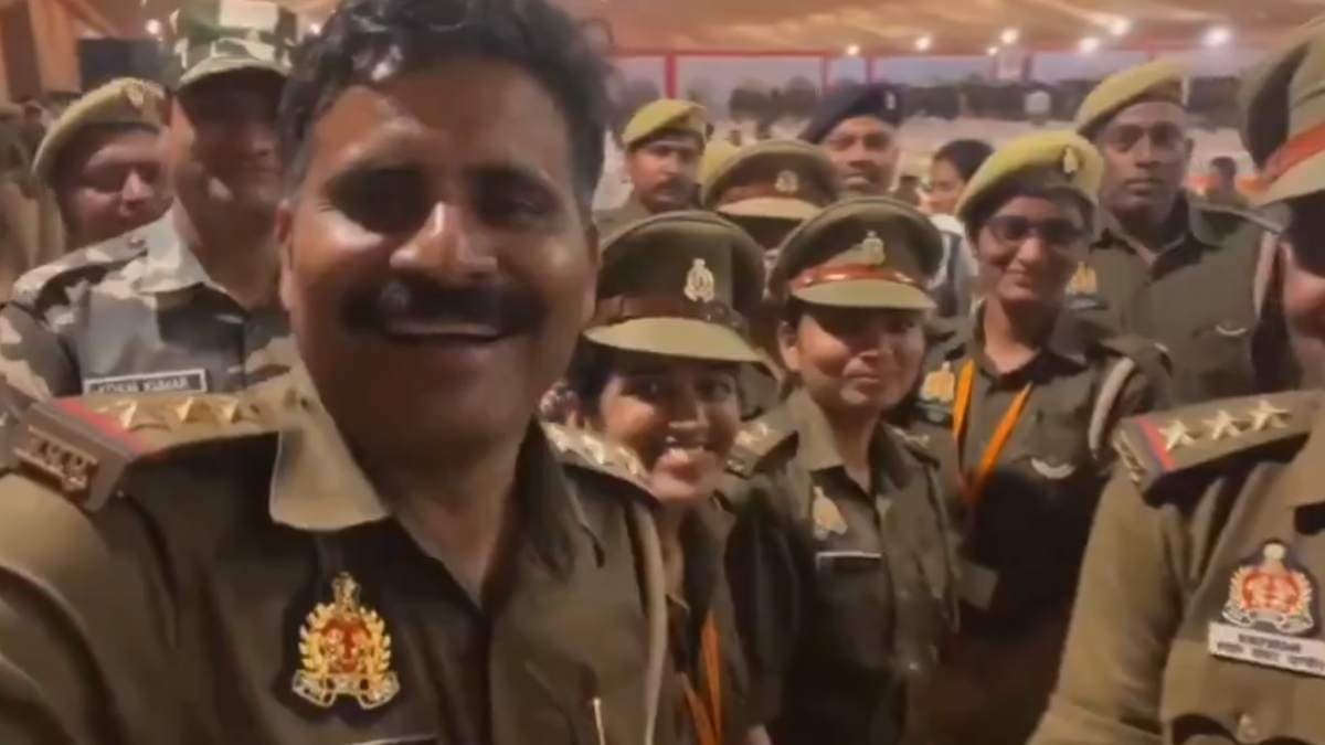महाकुंभ में ड्यूटी कर रहे पुलिसकर्मियों का वीडियो वायरल, ऐसे किया खुशी का इजहार