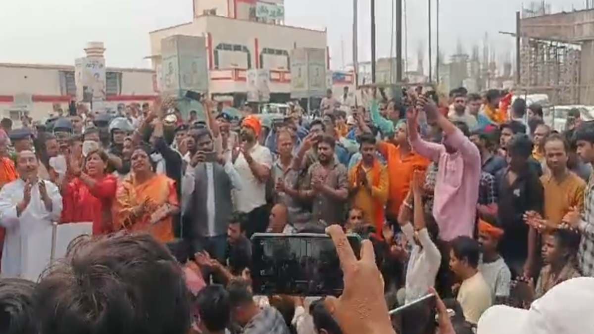 मुजफ्फरपुर में मंदिर तोड़ने पर हिंदू संगठनों का विरोध, रेल मंत्री से की ये मांग